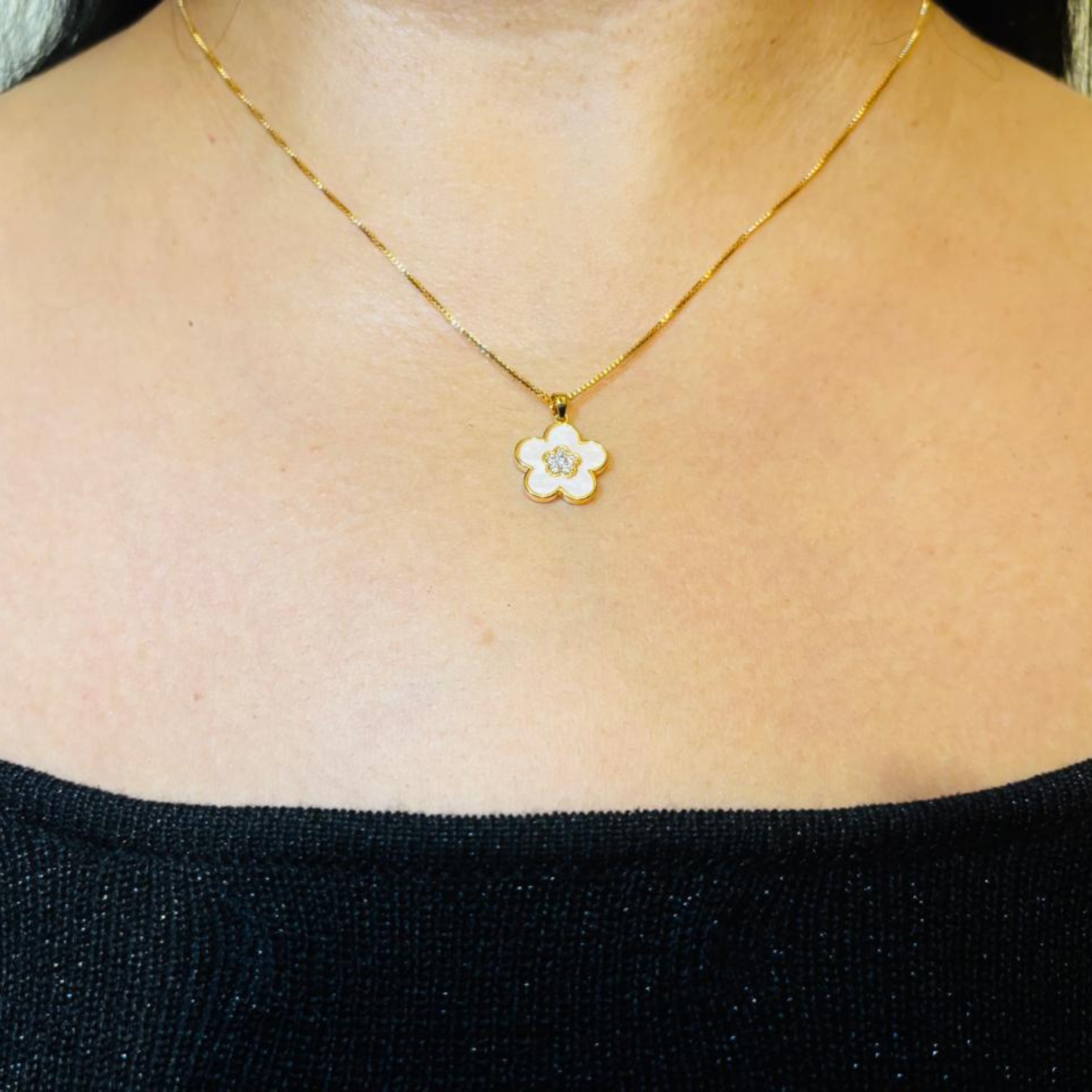 REVERSIELE DOUBLE SIDED WHITE AND GOLD PENDANT NECKLACE